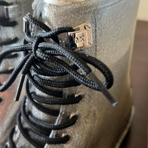 MICHAEL Michael Kors Women's Tavie Lug Sole Lace-Up Rain Booties EUC - Picture 9 of 9